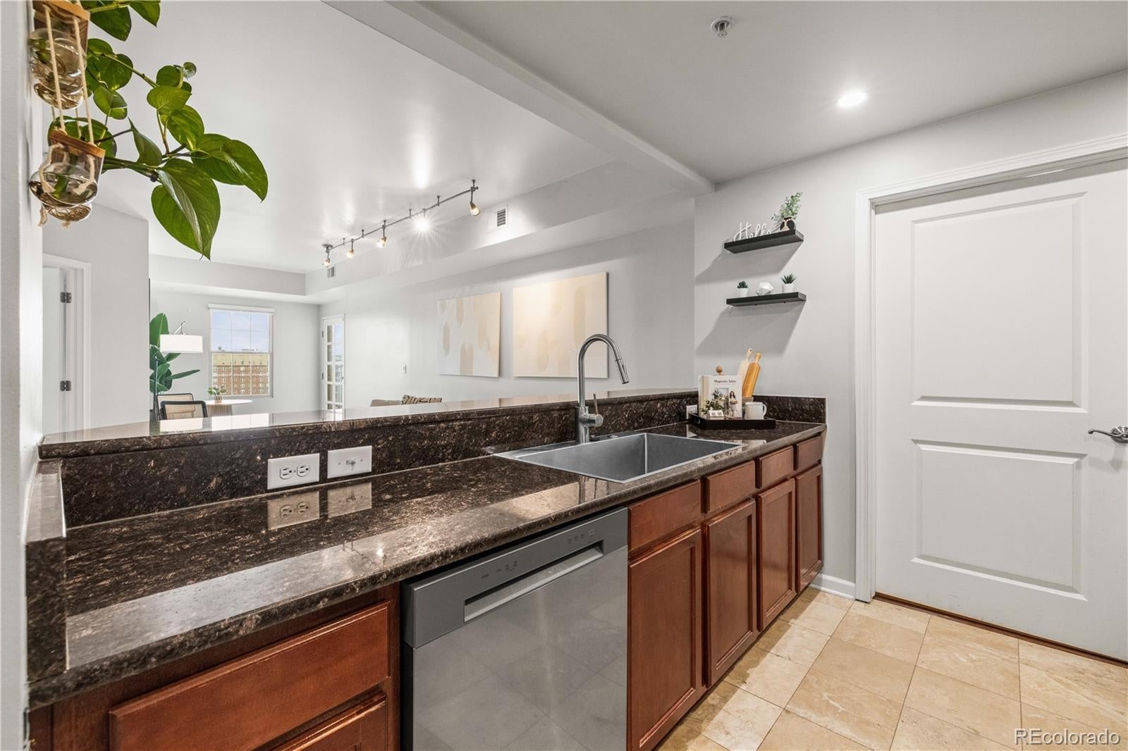 975 N Lincoln Street Unit 11H, Denver, CO 80203 — MLS #8395334 — photo 8 of 37