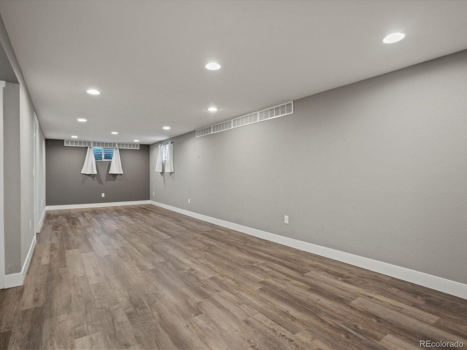 6943 Oak Way
