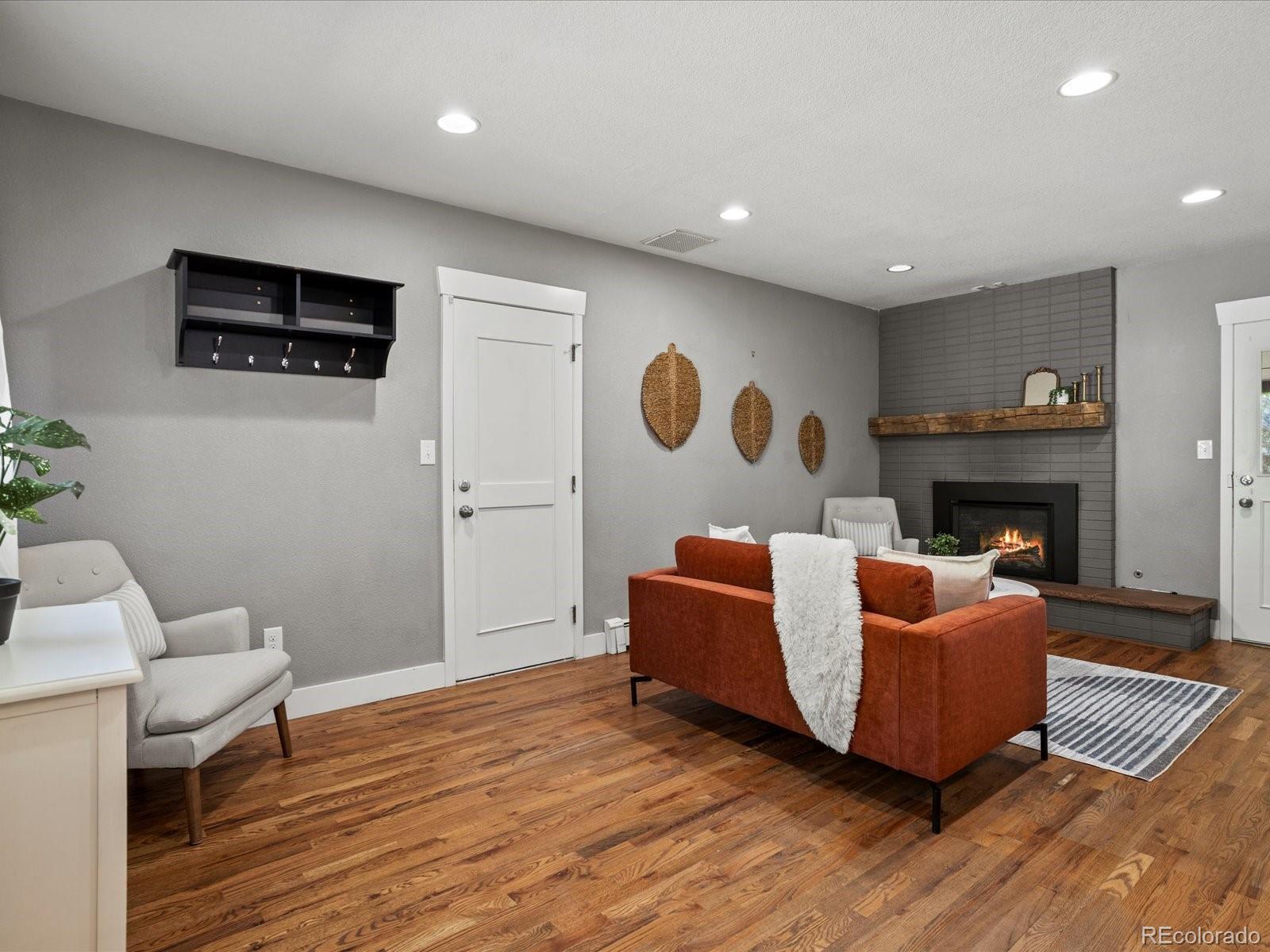 6943 Oak Way