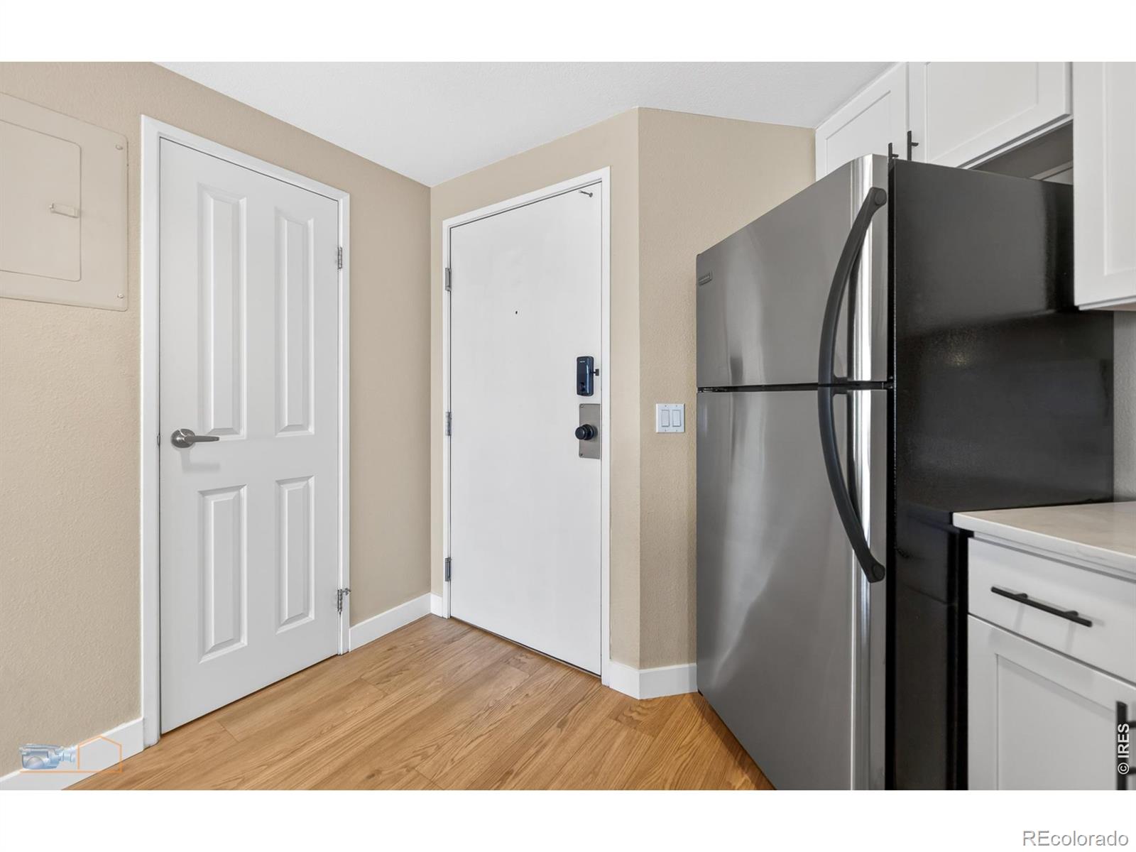 100 Park Avenue W 1305