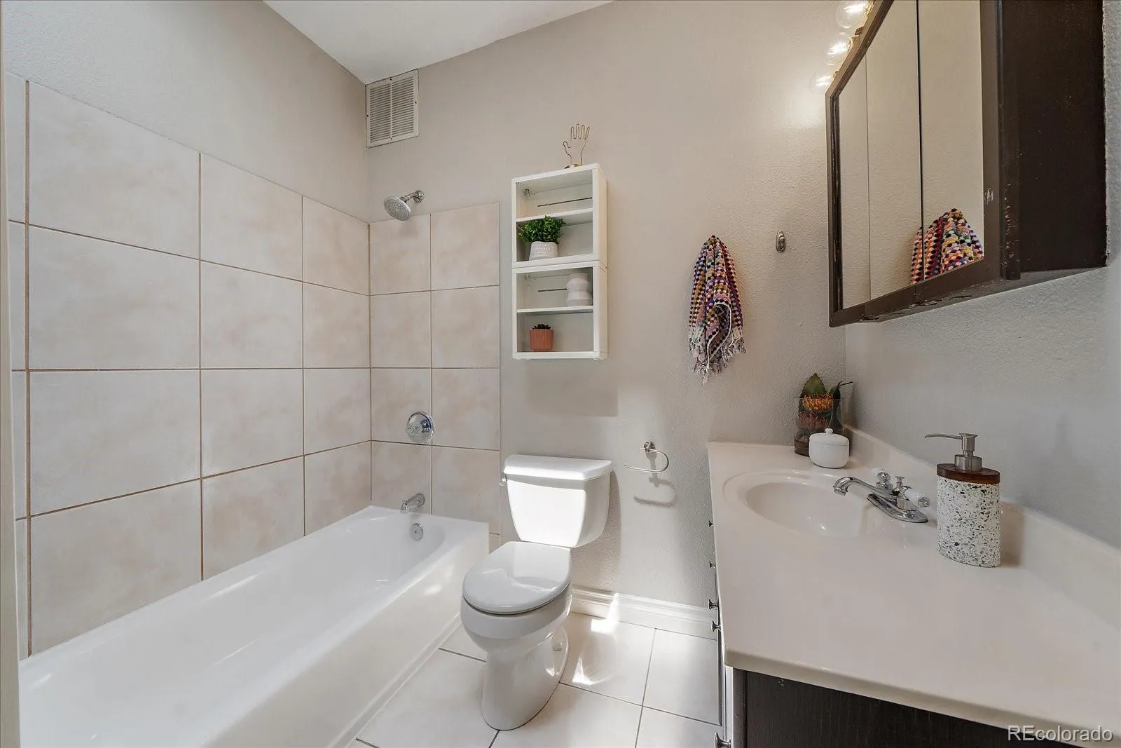 Denver, Colorado 80211, United States, 2 Bedrooms Bedrooms, ,1 BathroomBathrooms,Residential,Active,202839