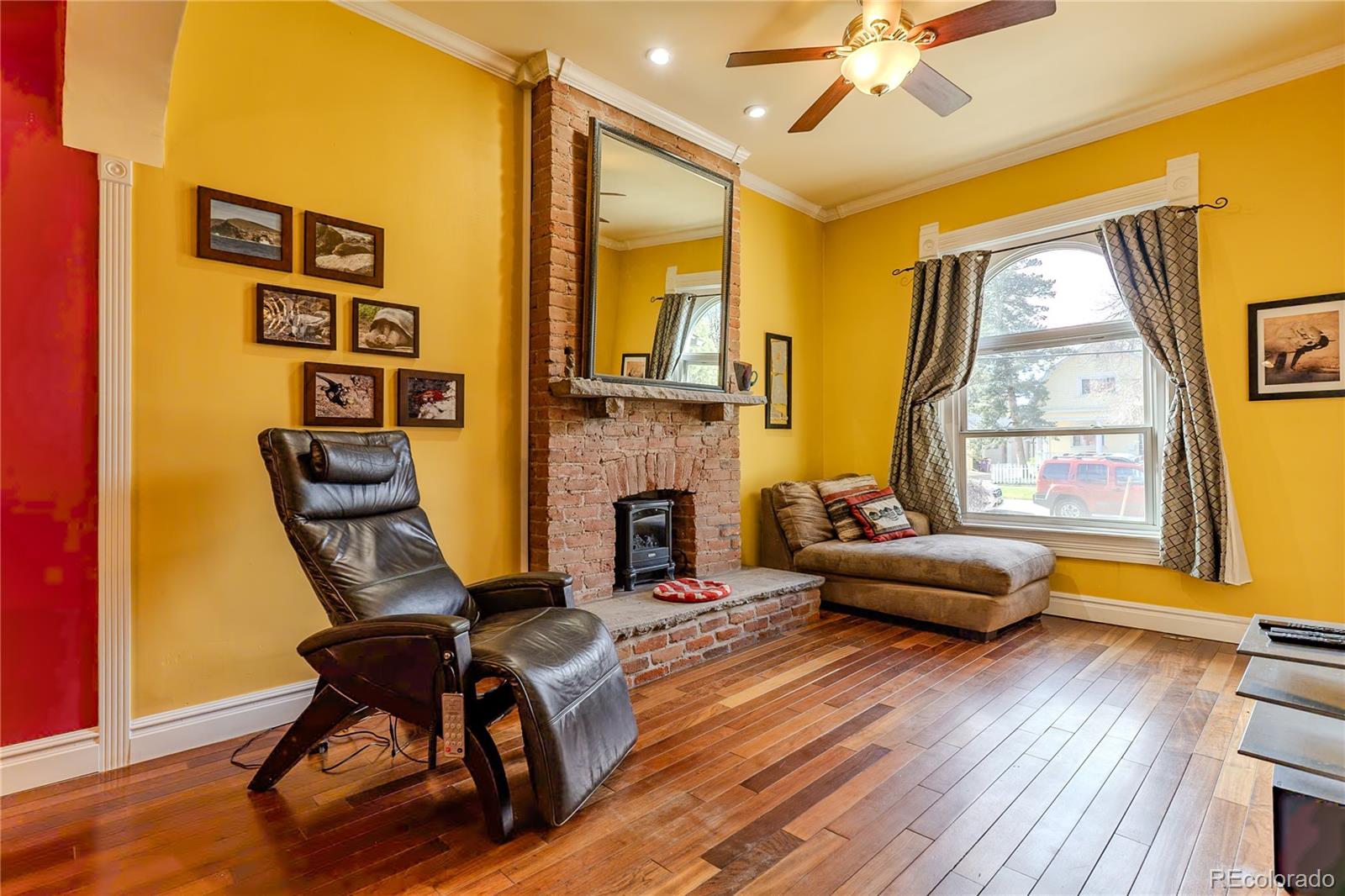 233 W 3rd Avenue