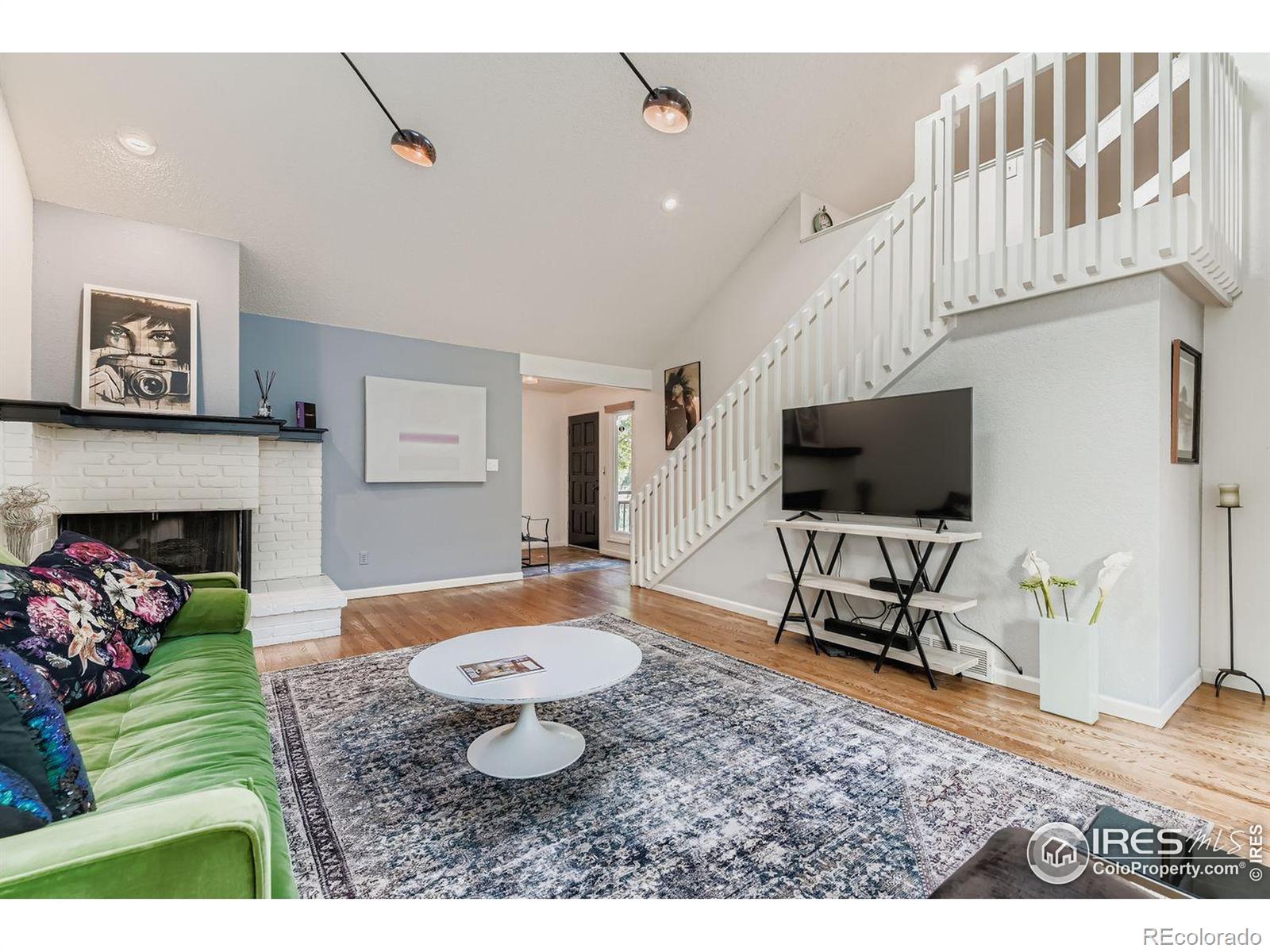 5472 White Place