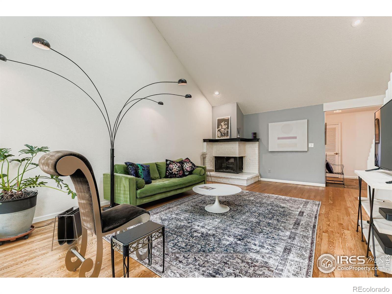 5472 White Place