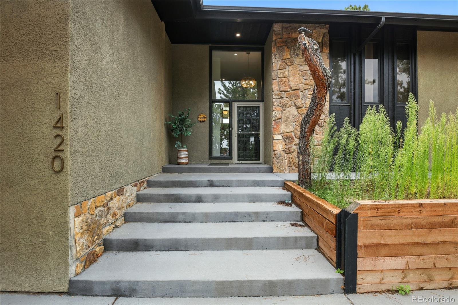1420 Point Of The Pines Drive