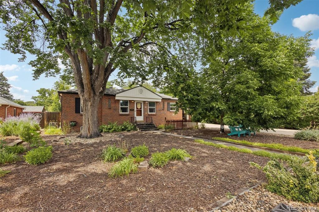 Photo of 2635 Niagara Street, Denver, CO 80207 (MLS # 4052458)