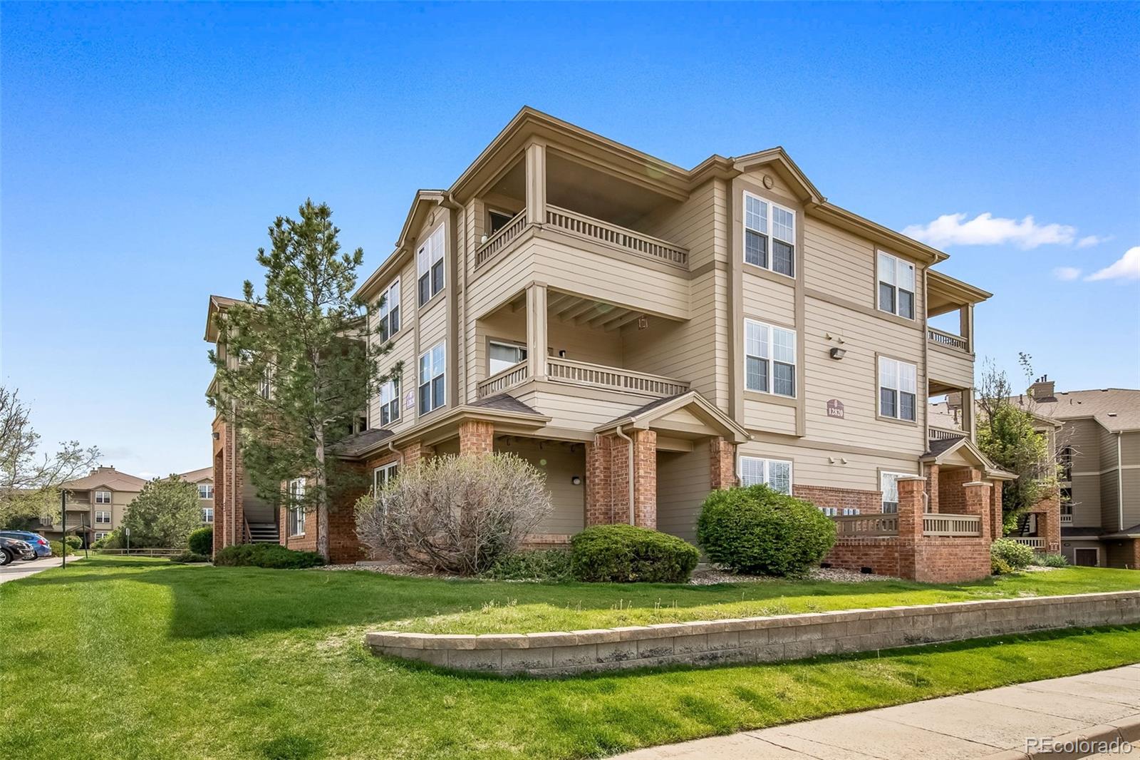 Welcome home to Ironstone an amenity rich complex in Parker.