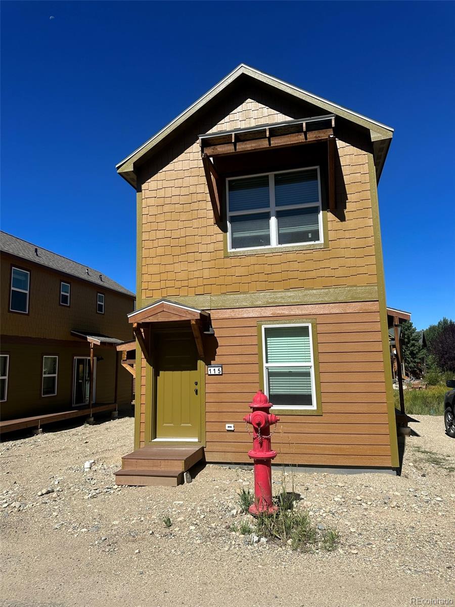 115 Edgewater Circle