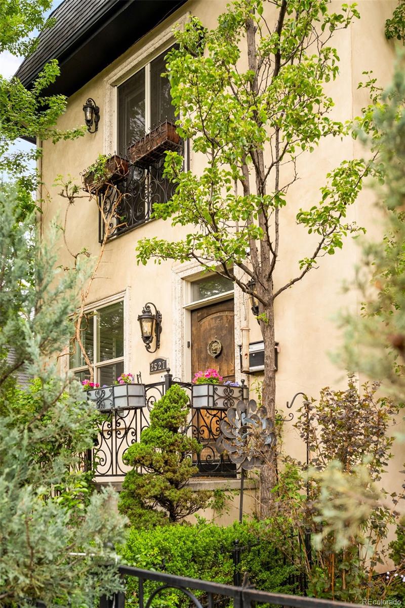 2527 Tremont Place