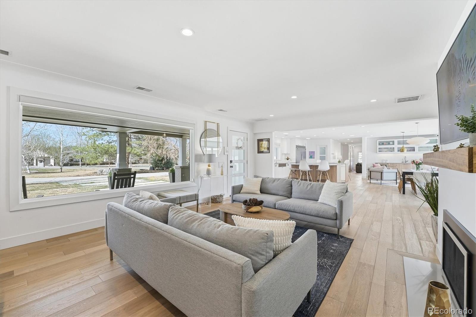 5420 Lakeshore Drive