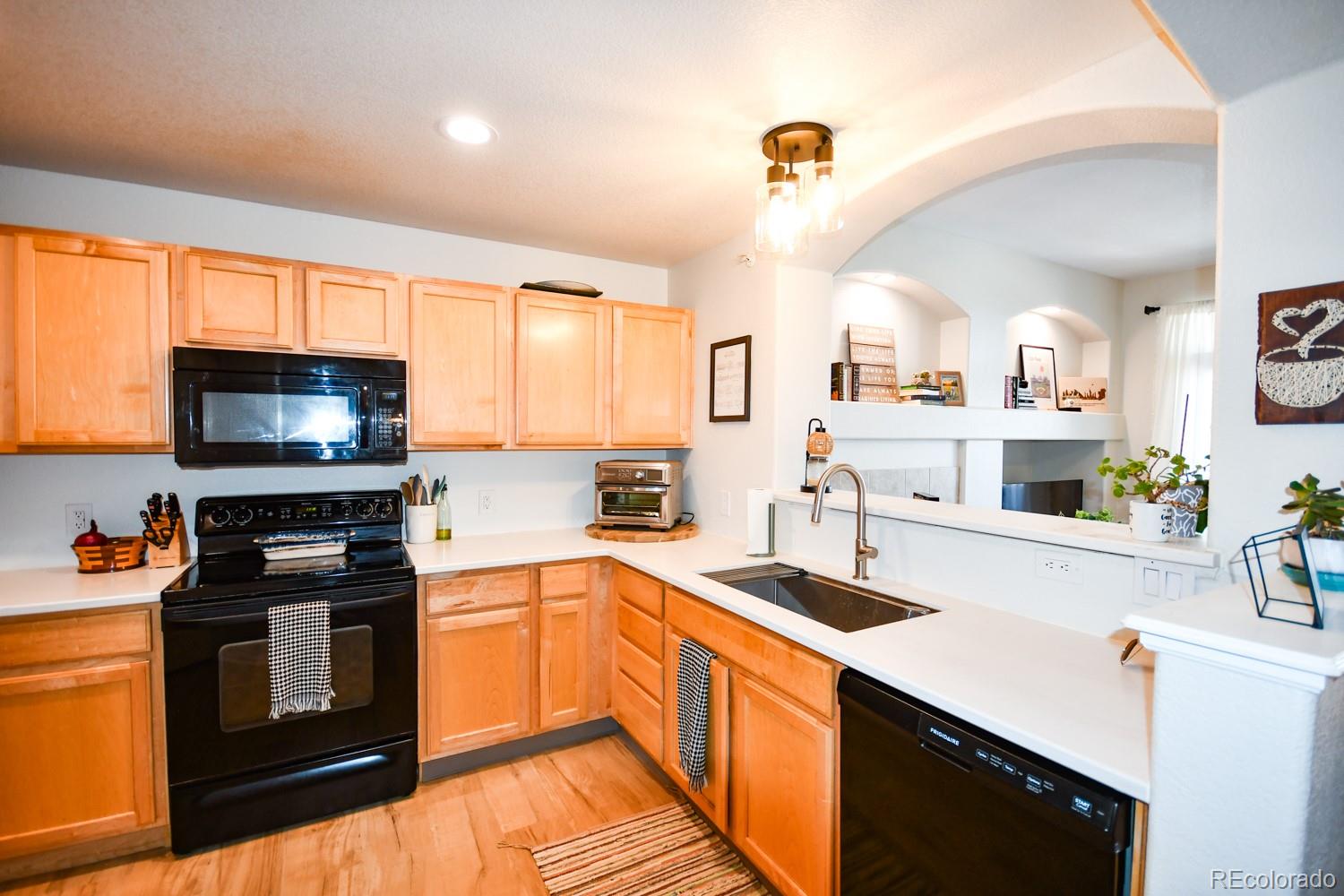 479 Black Feather Loop 319