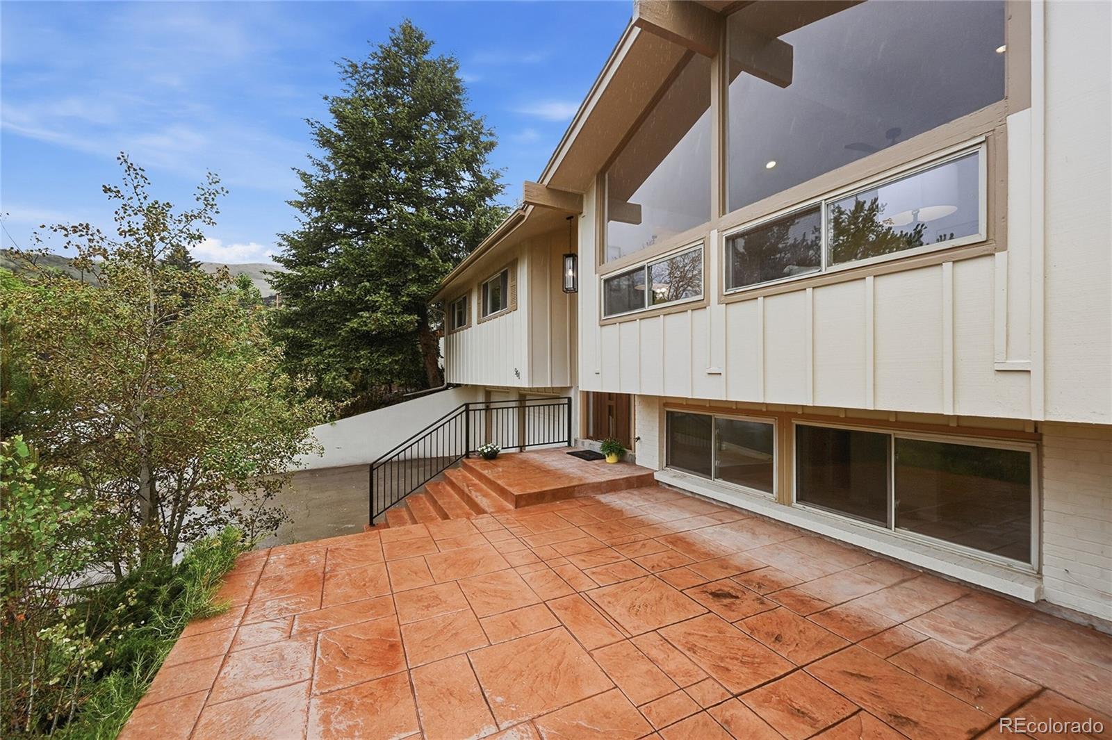 961 S Foothill Drive