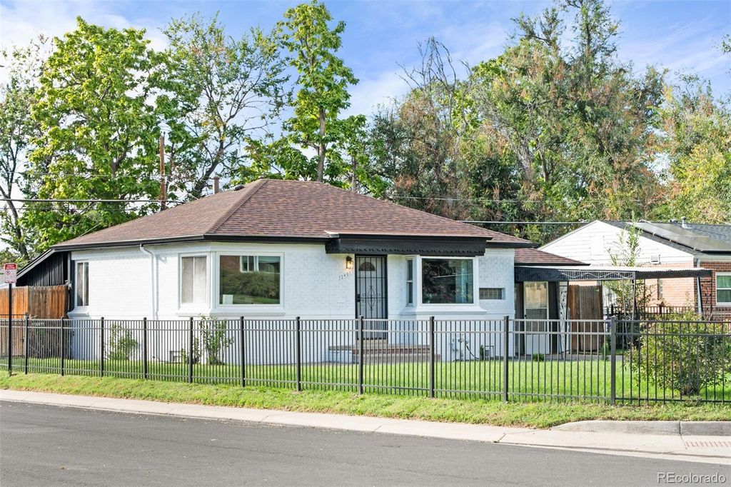 Photo of 2401 Oneida St, Denver, CO 80207 (MLS # 7316040)