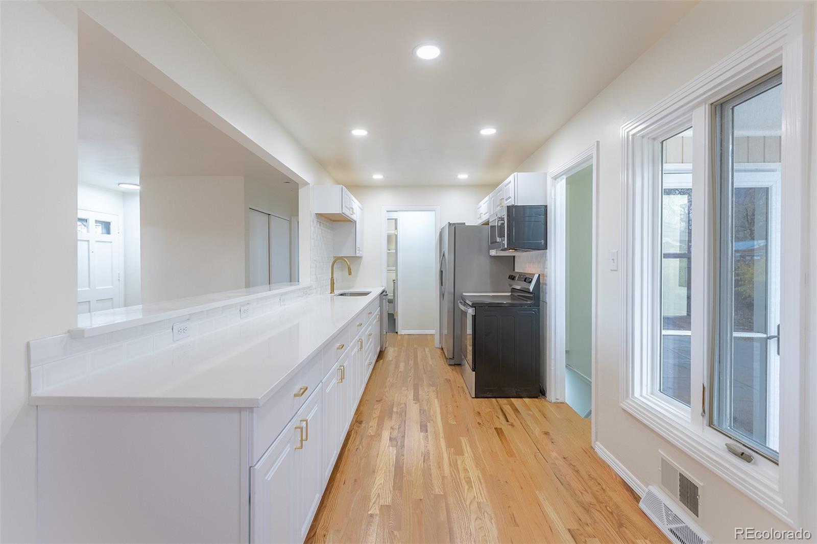 2820 S Ivanhoe Street