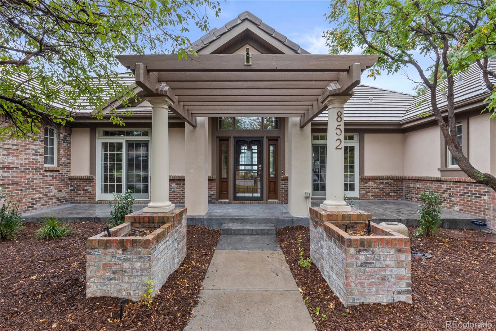 852 Glen Oaks Avenue