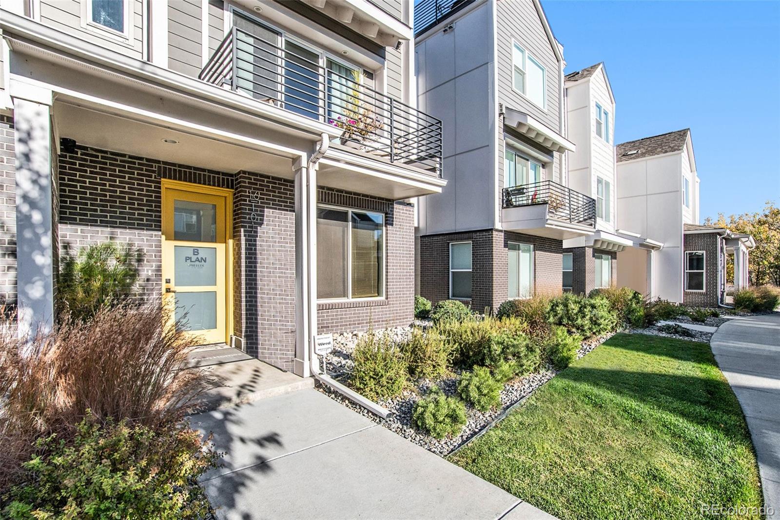 888 S Valentia Street 16-101