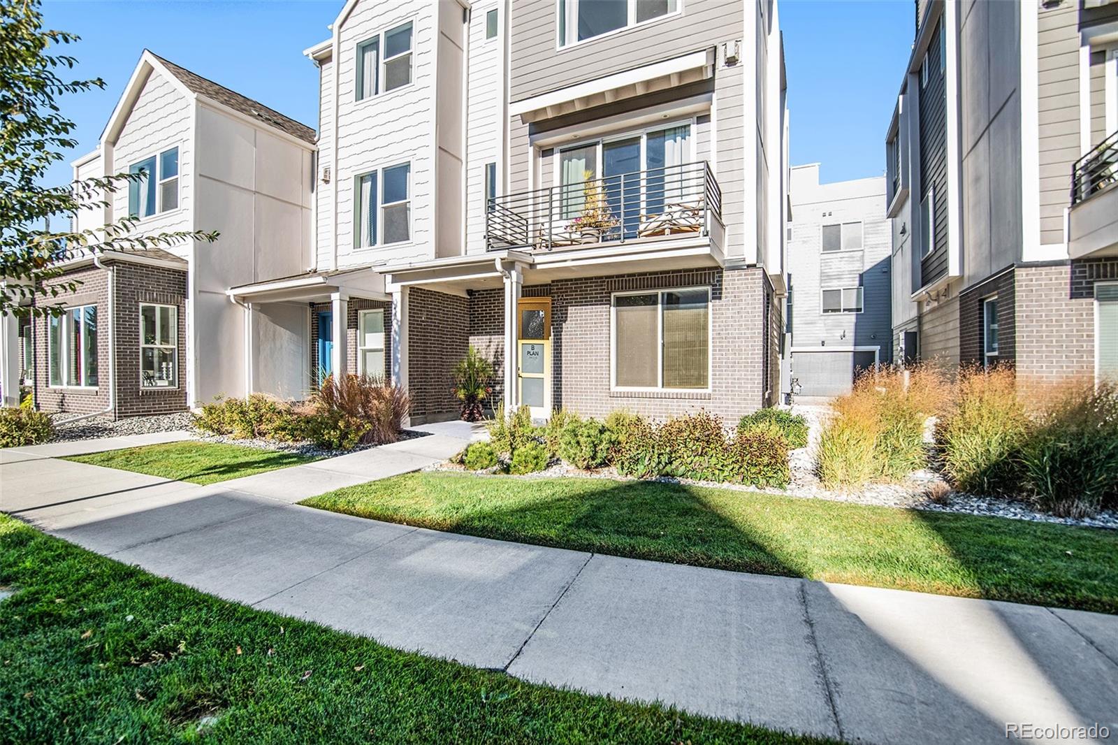 888 S Valentia Street 16-101