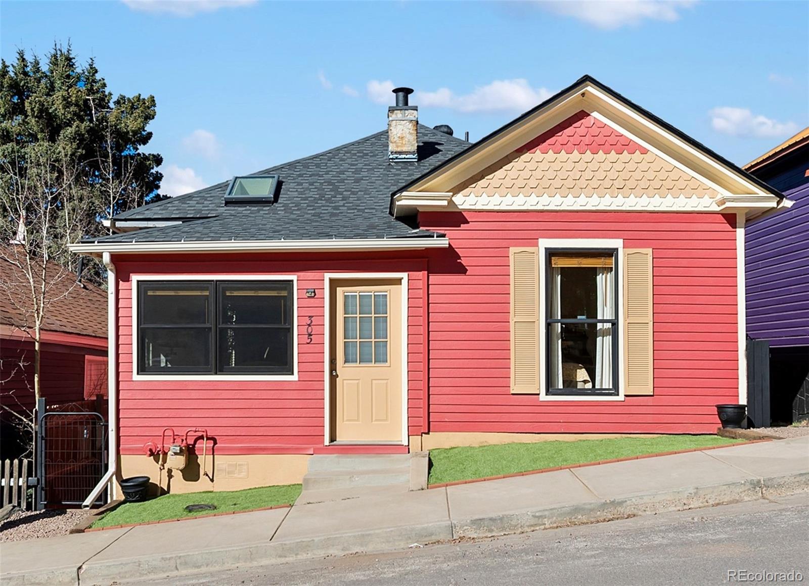 Cute Victorian with fenced back yard.