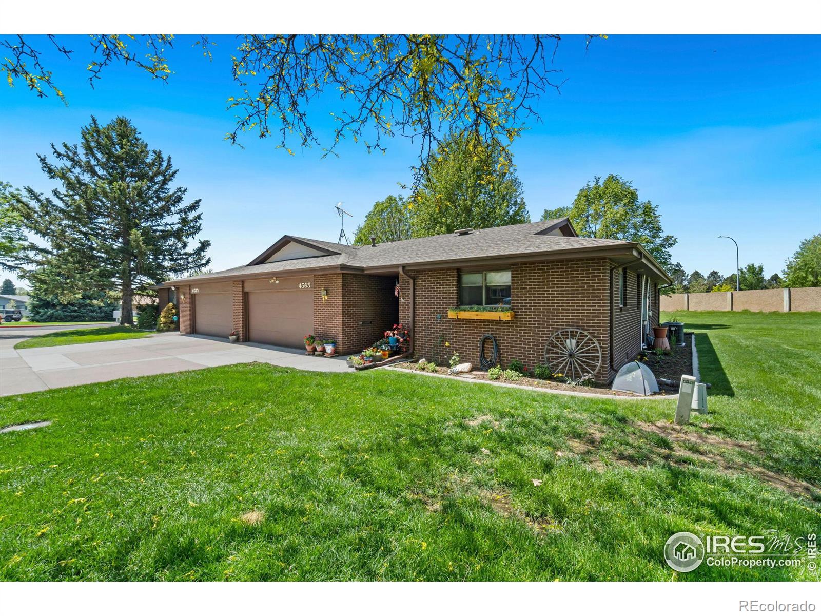 Photo 2 of 17 of 4565 W Pioneer Lane multi-family property