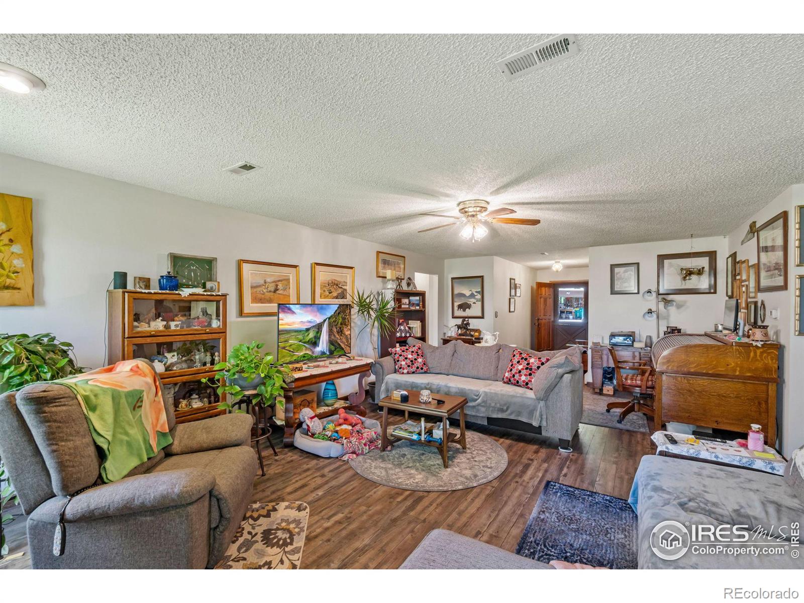 Photo 5 of 17 of 4565 W Pioneer Lane multi-family property