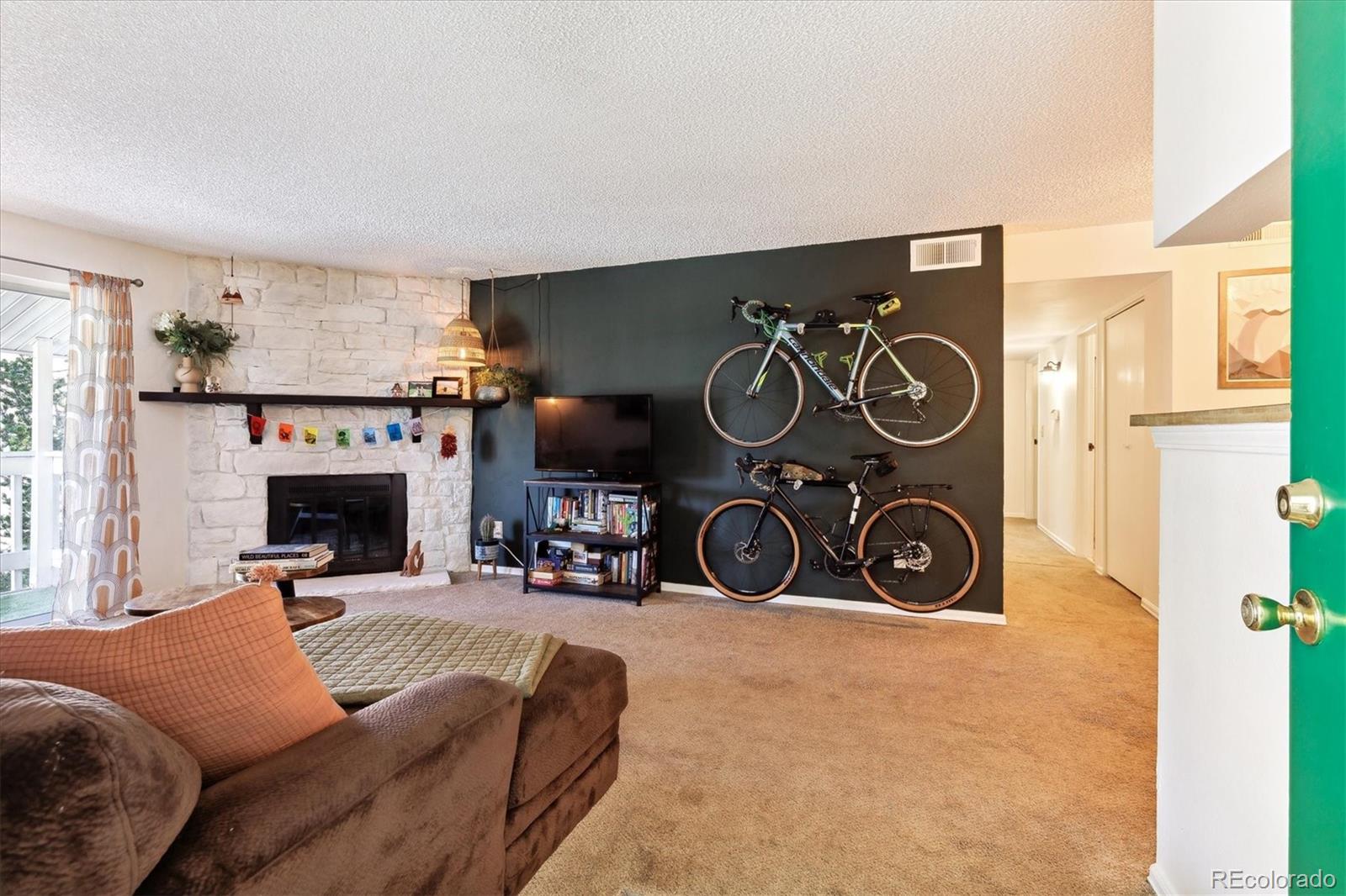 8555 Fairmount Drive B202, Denver, CO, 80247 2 8555 Fairmount Drive B202
