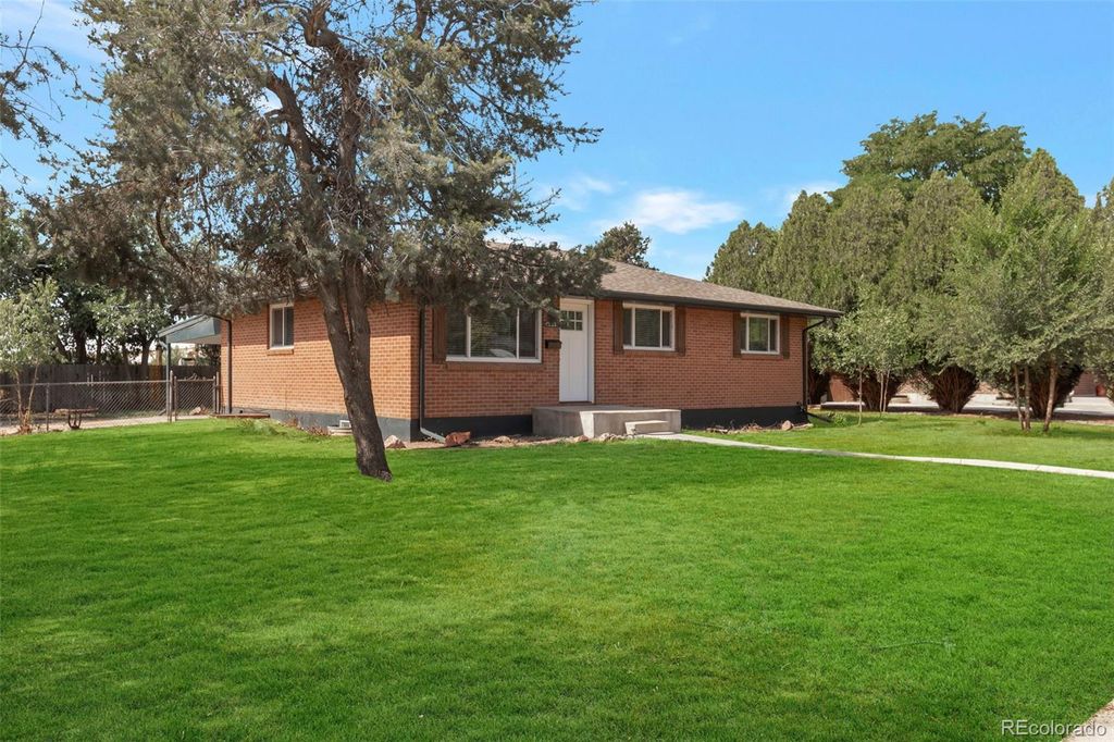 Photo of 2904 W Chenango Avenue, Englewood, CO 80110 (MLS # 3280196)