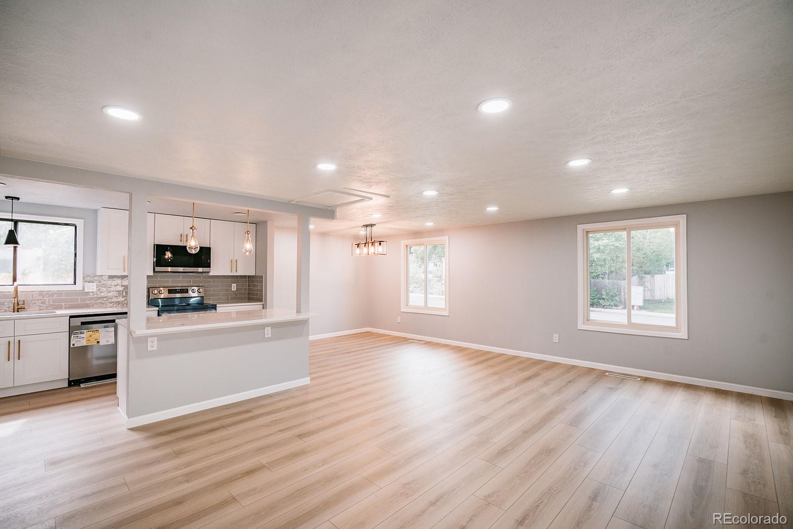6637 W 95th Place