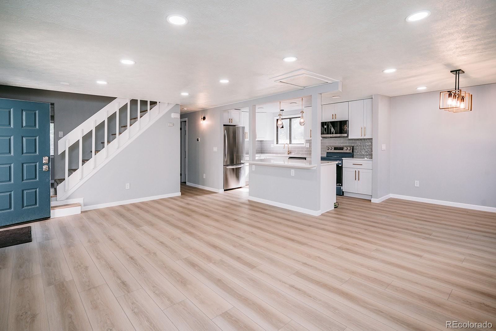 6637 W 95th Place