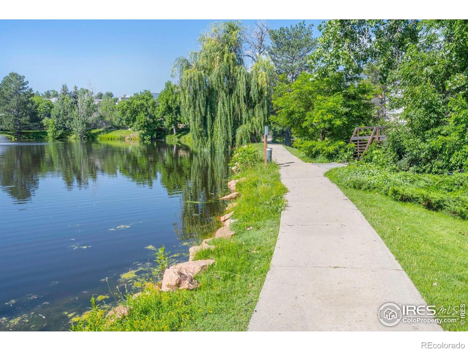860 W Moorhead Circle i