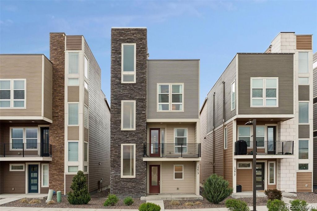 Photo of 15613 E Broncos Place, Englewood, CO 80112 (MLS # 5994275)