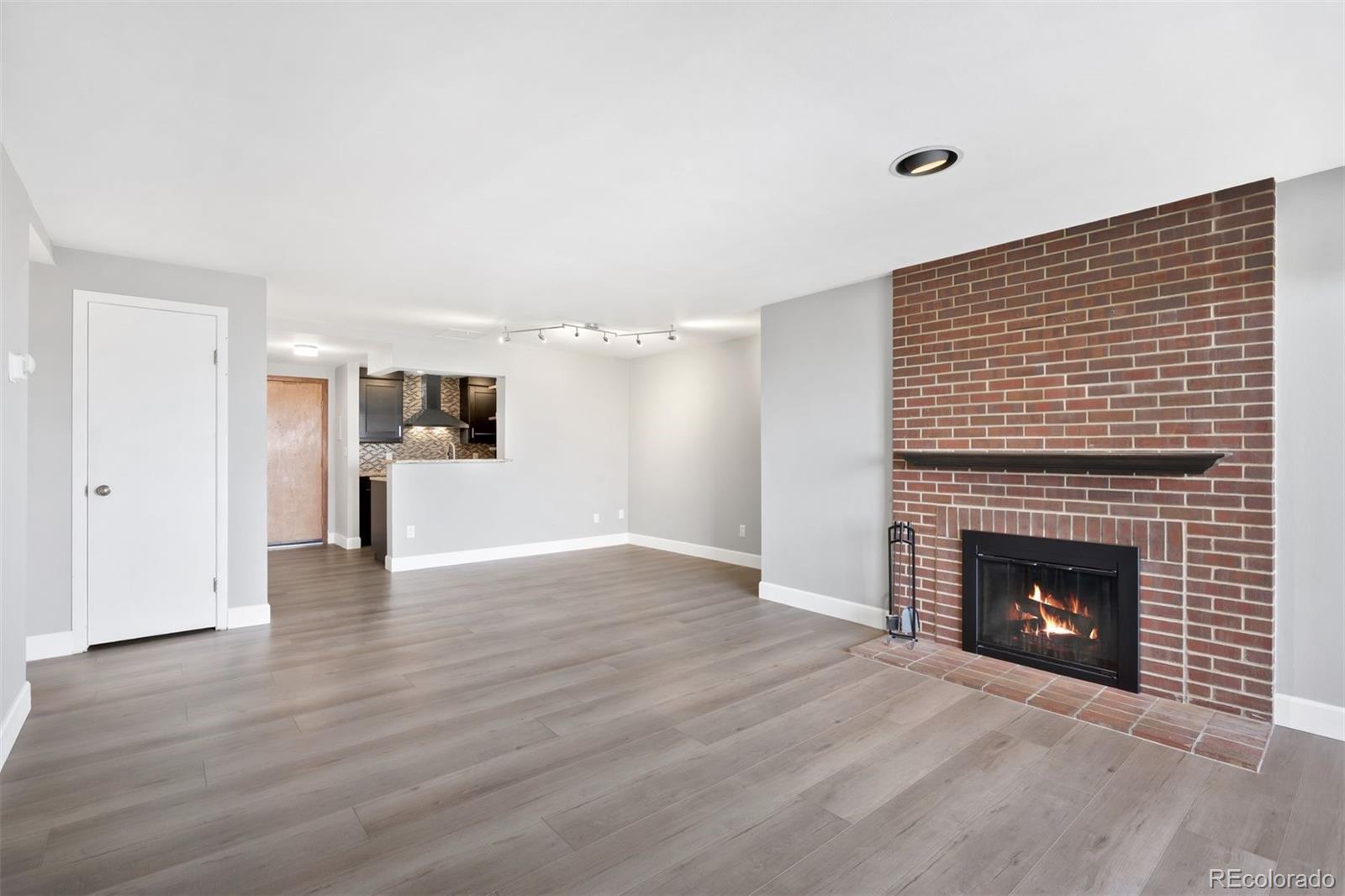 800 N Pearl Street 1211
