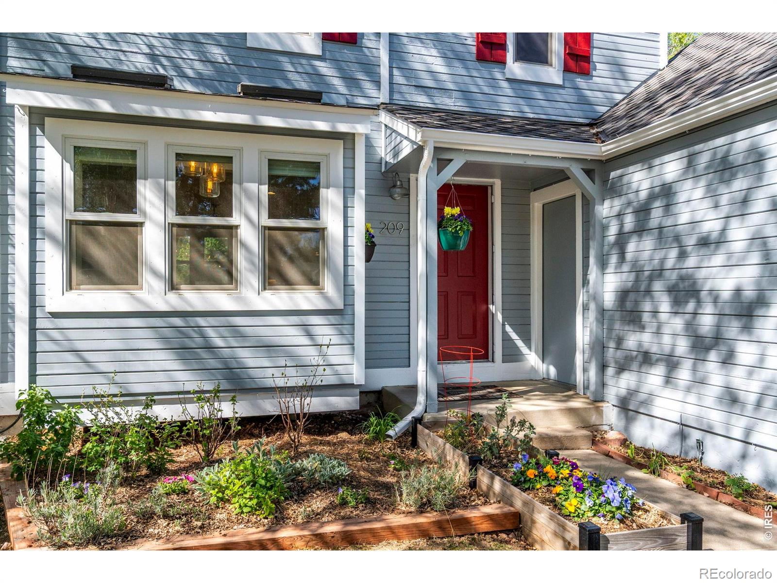 209 W Sycamore Lane