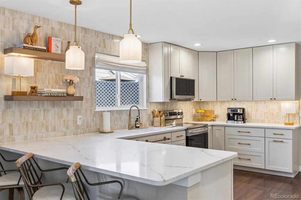 Photo of 805 W Peakview Circle, Littleton, CO 80120 (MLS # 6592584)