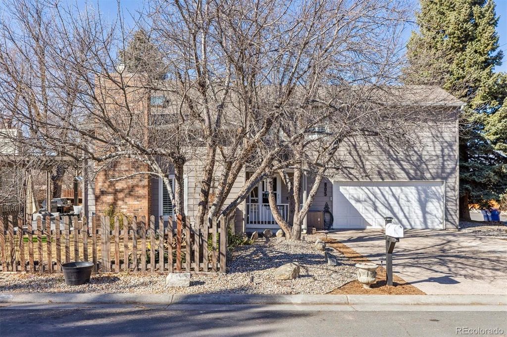 Photo of 805 W Peakview Circle, Littleton, CO 80120 (MLS # 6592584)