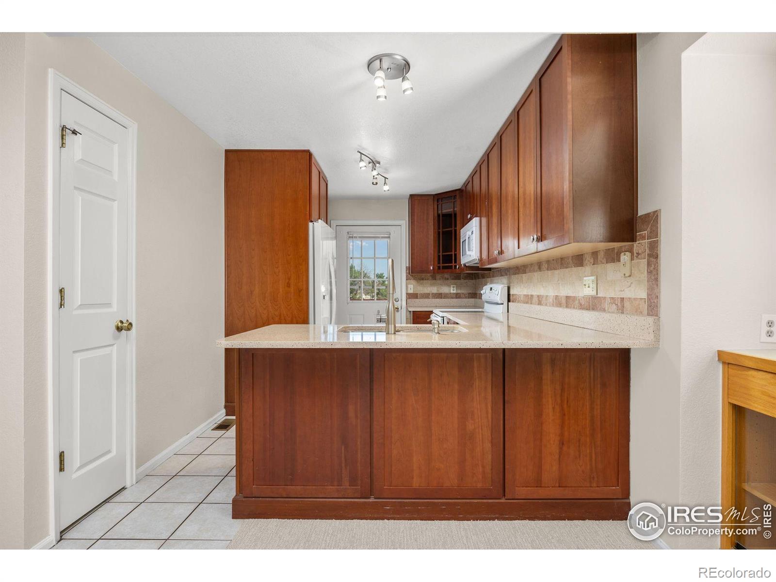 253 W Cedar Way
