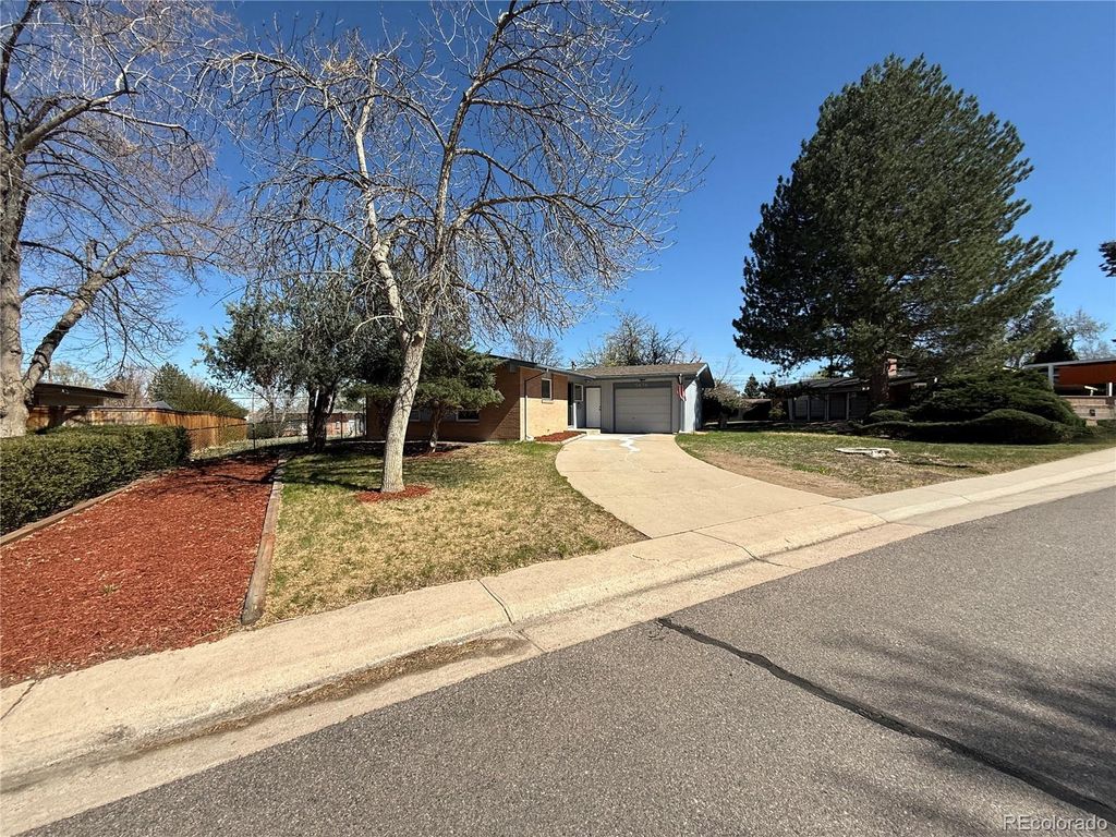 Photo of 5674 W Chestnut Avenue, Littleton, CO 80128 (MLS # 4748937)
