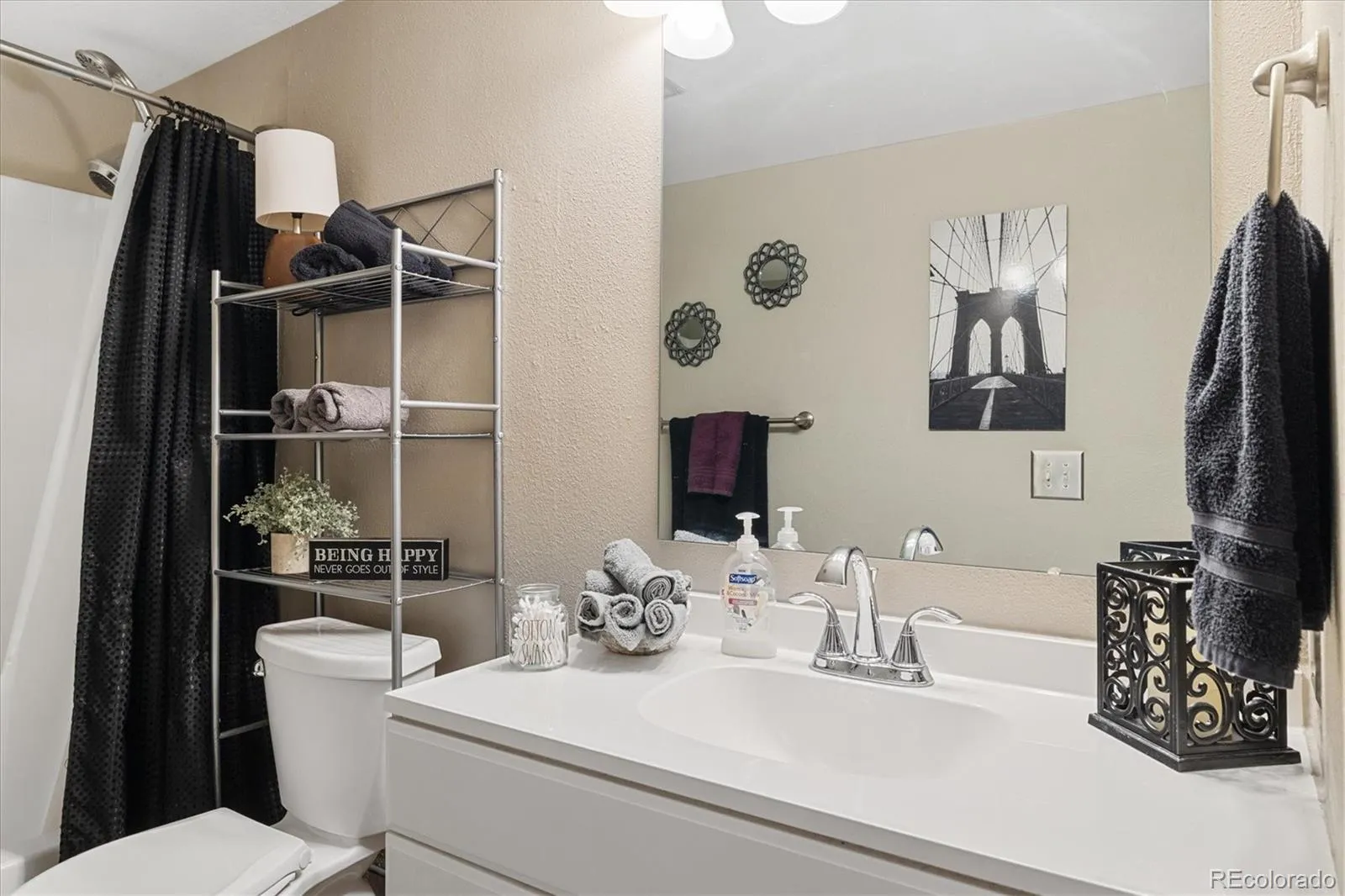 Aurora, Colorado 80011, United States, 1 Bedroom Bedrooms, ,1 BathroomBathrooms,Residential,Pending,88051