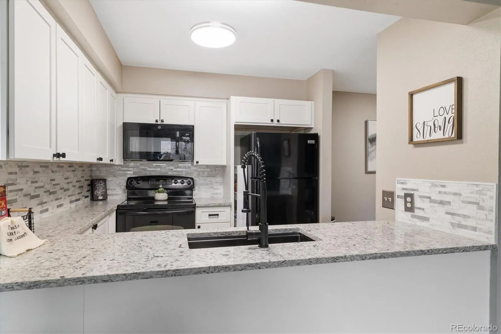 Aurora, Colorado 80011, United States, 1 Bedroom Bedrooms, ,1 BathroomBathrooms,Residential,Pending,88051