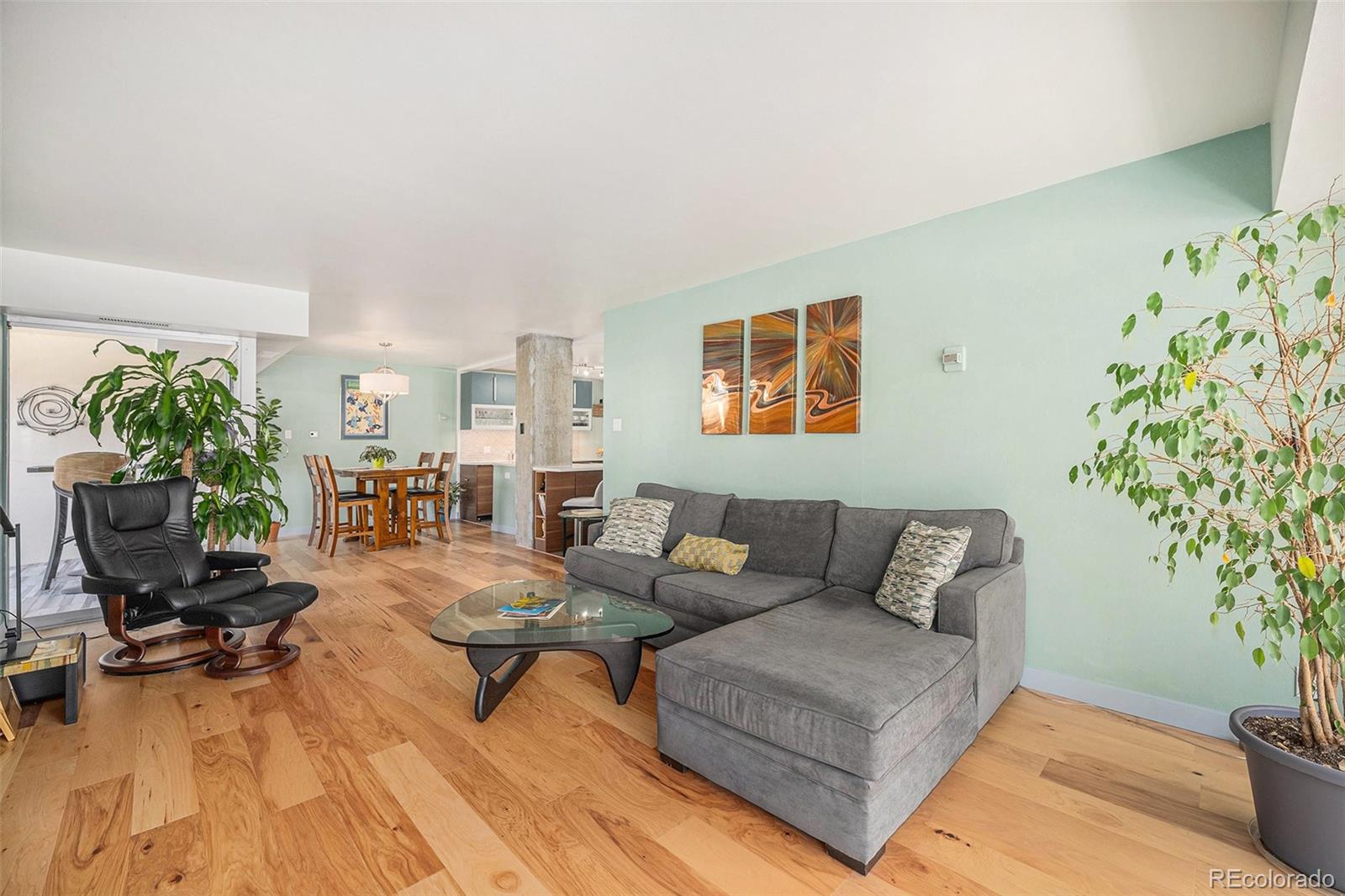 1223 Race Street 402