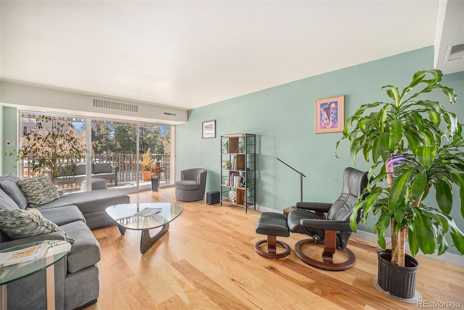 1223 Race Street 402