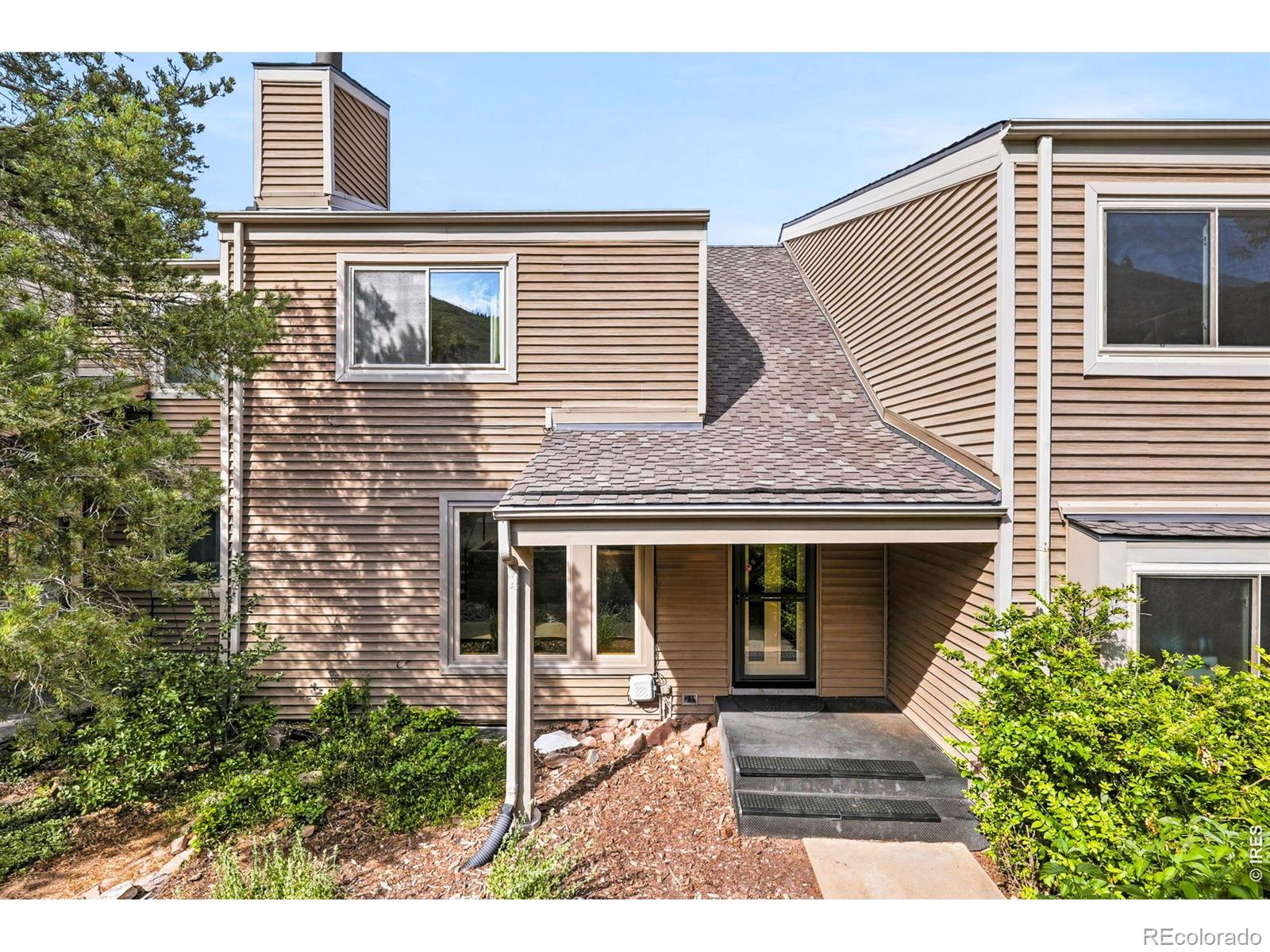 6846 Surrey Trail