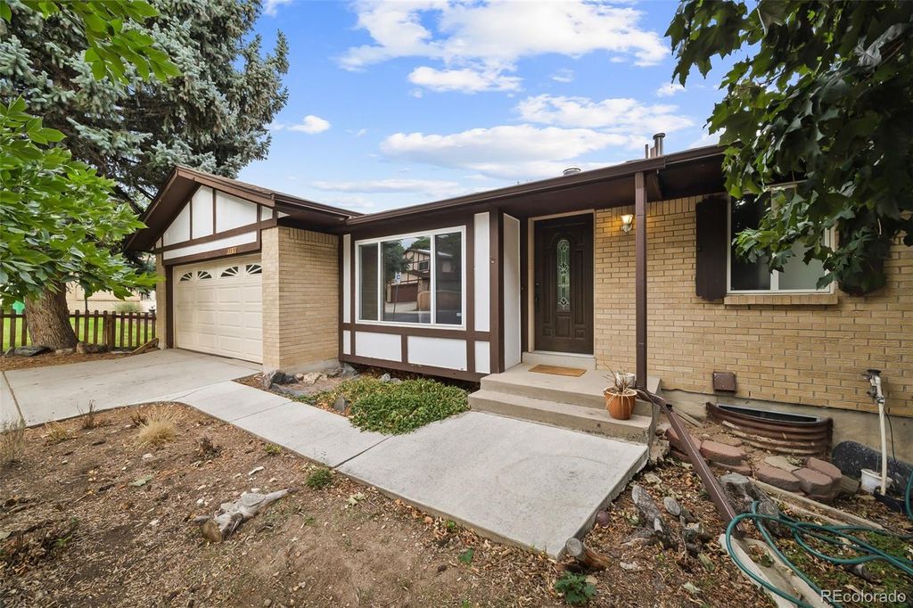 Photo of 13231 W Montana Avenue, Lakewood, CO 80228 (MLS # 9419258)
