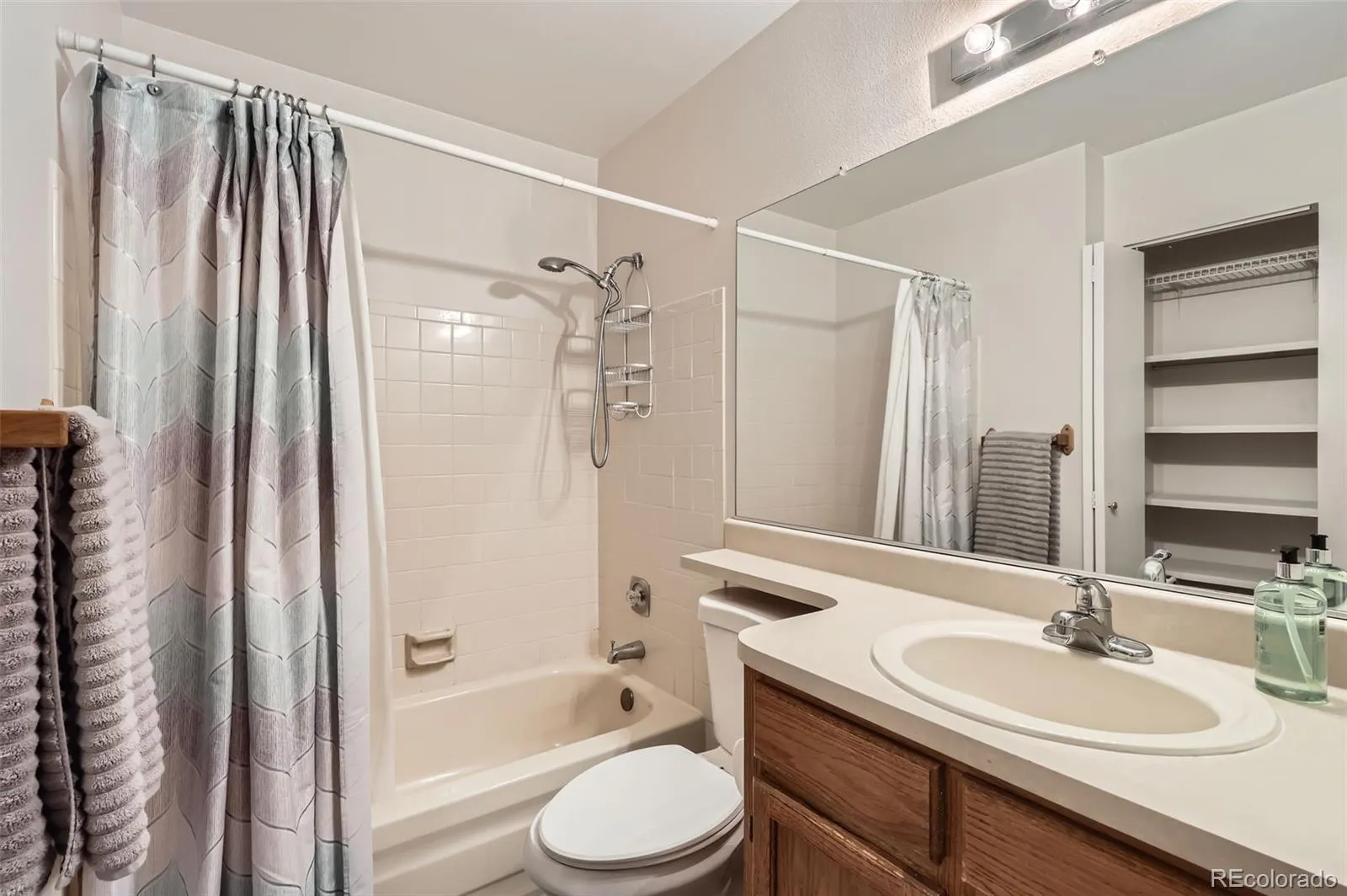 Denver, Colorado 80247, United States, 1 Bedroom Bedrooms, ,1 BathroomBathrooms,Residential,Pending,102238