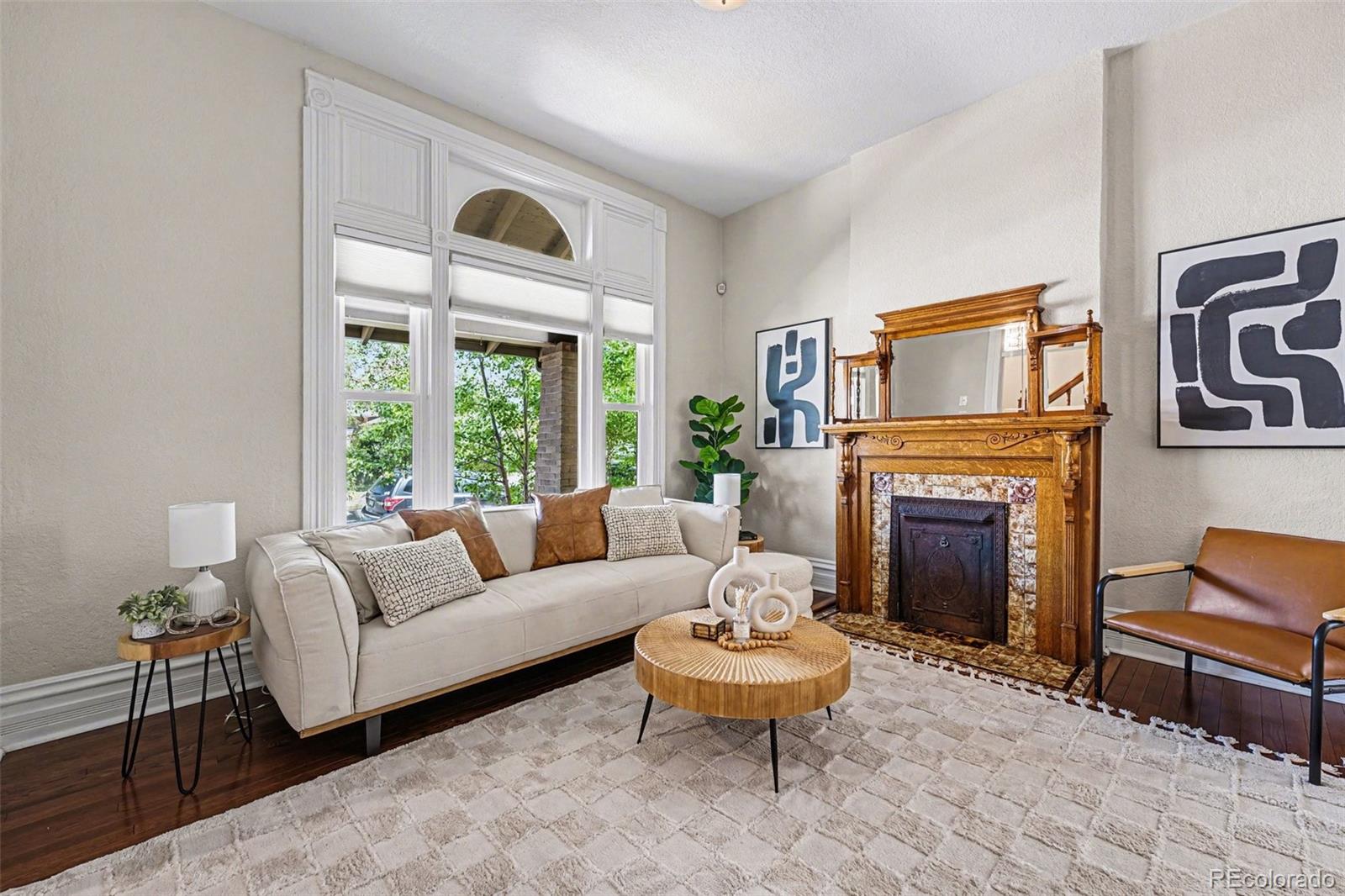 218 W Irvington Place