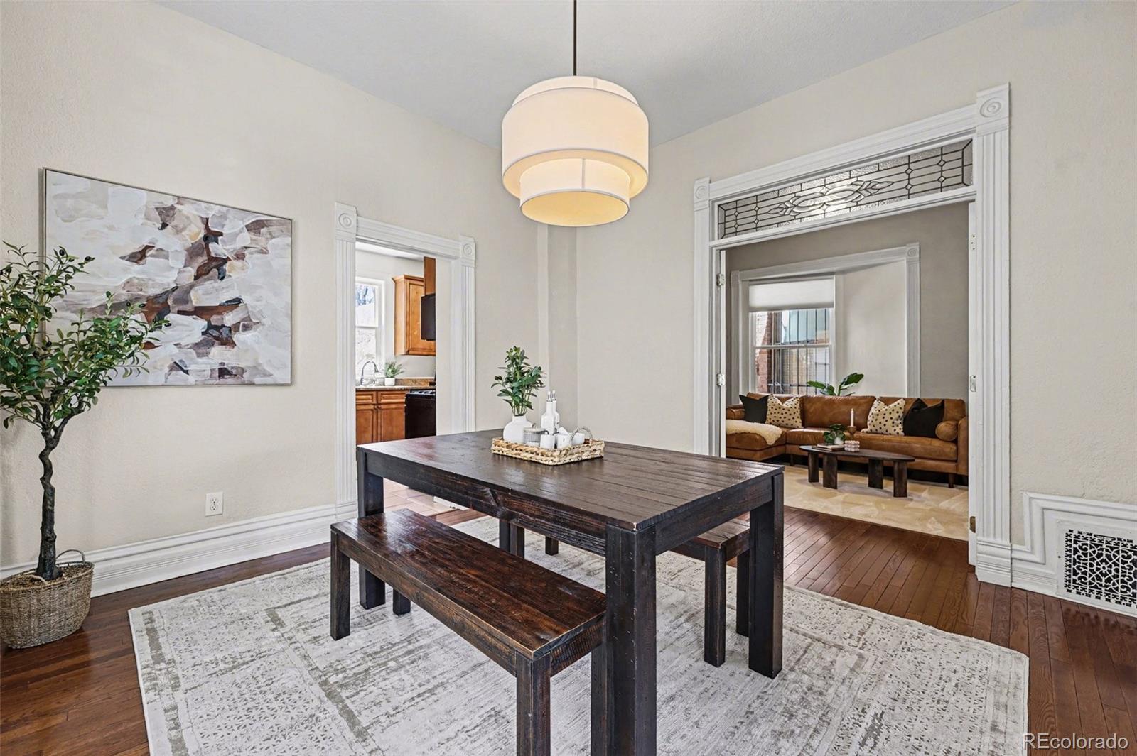 218 W Irvington Place