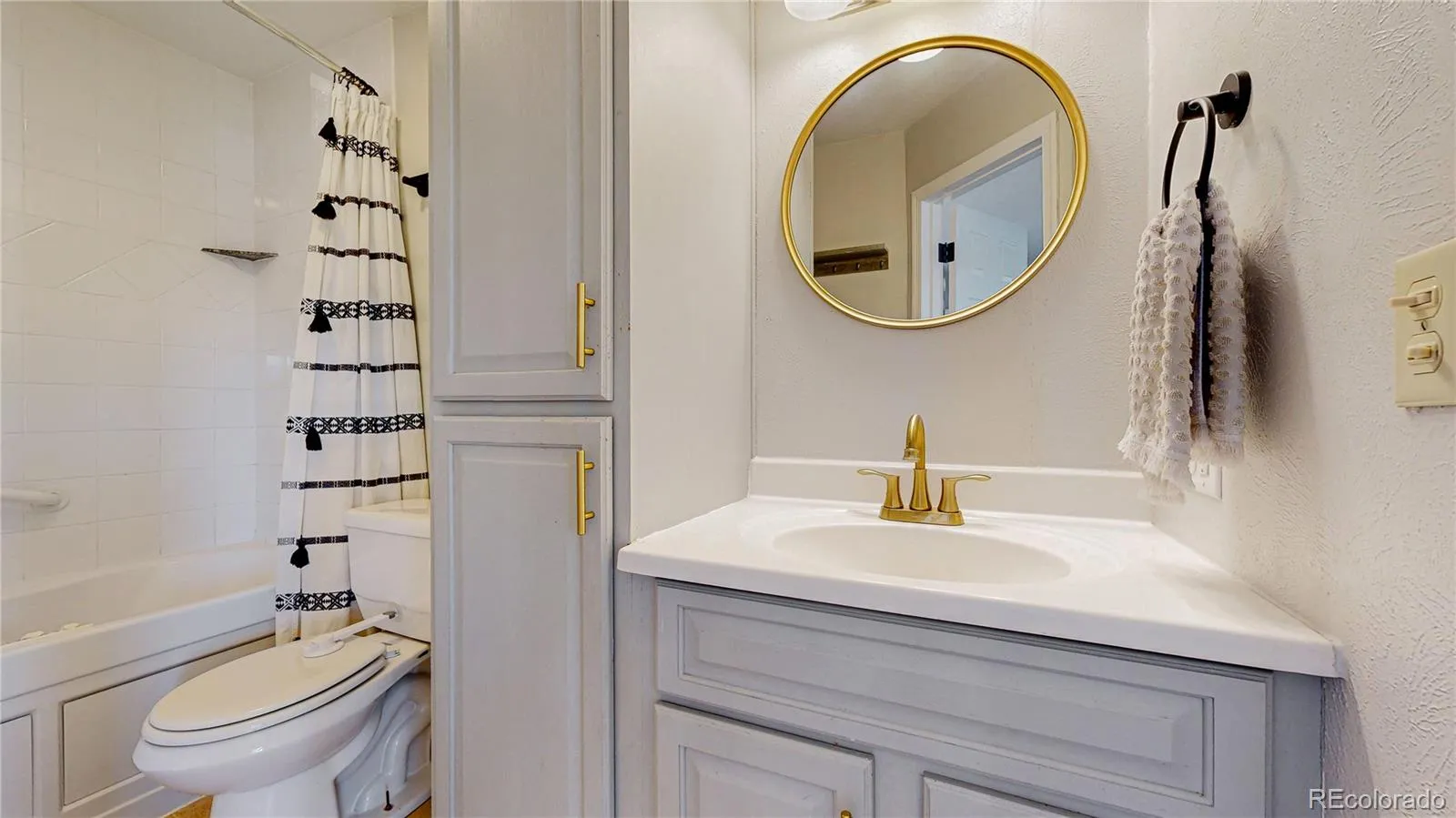 Morrison, Colorado 80465, United States, 3 Bedrooms Bedrooms, ,3 BathroomsBathrooms,Residential,Pending,92306