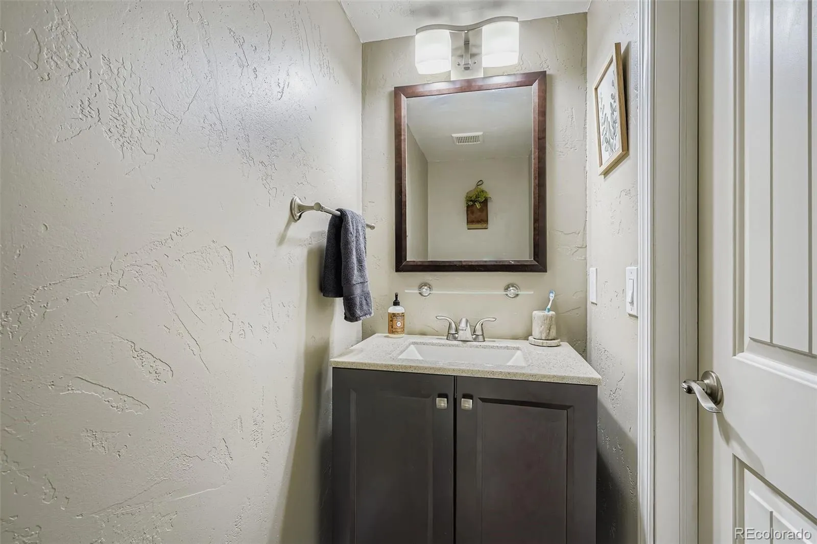 Lakewood, Colorado 80228, United States, 3 Bedrooms Bedrooms, ,2 BathroomsBathrooms,Residential,Active,201955