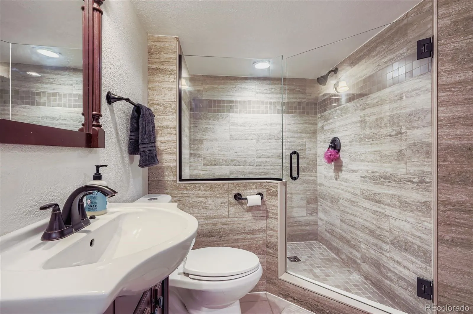 Lakewood, Colorado 80228, United States, 3 Bedrooms Bedrooms, ,2 BathroomsBathrooms,Residential,Active,201955