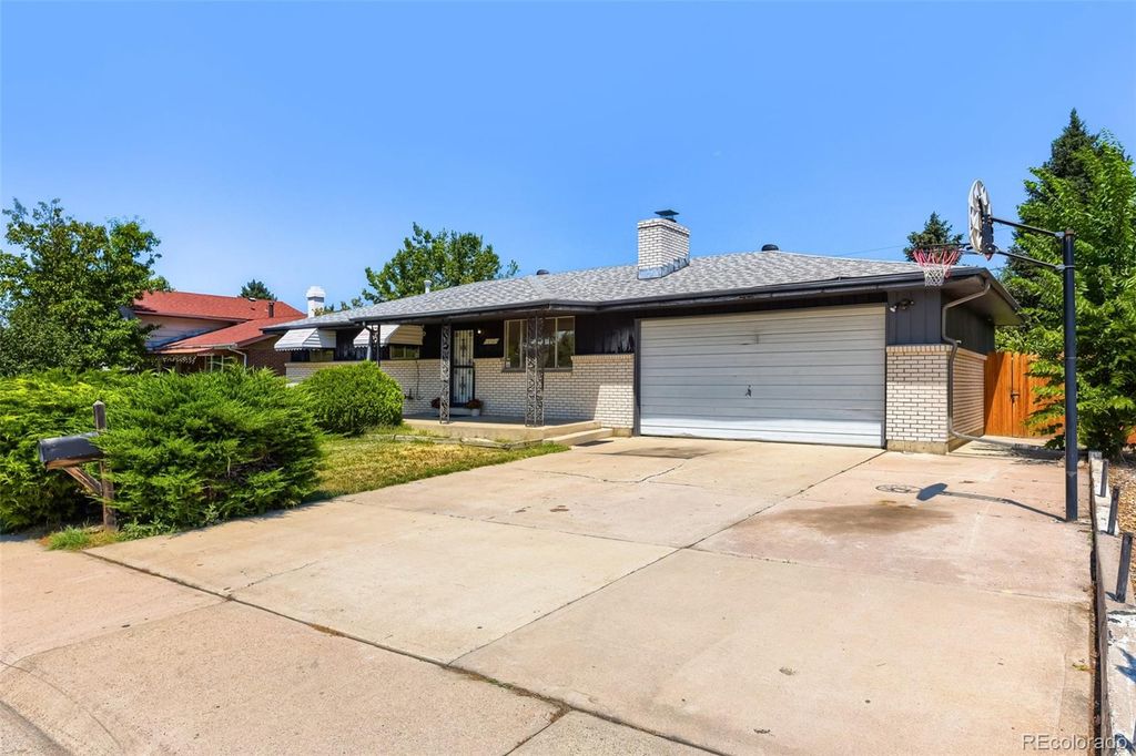 Photo of 392 S Peoria Circle, Aurora, CO 80012 (MLS # 6927022)