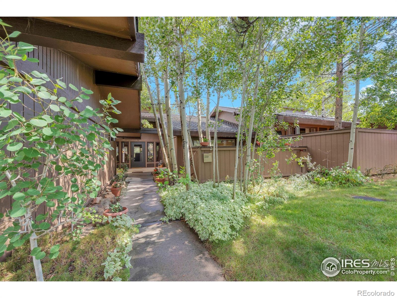 220 Fox Acres Drive W
